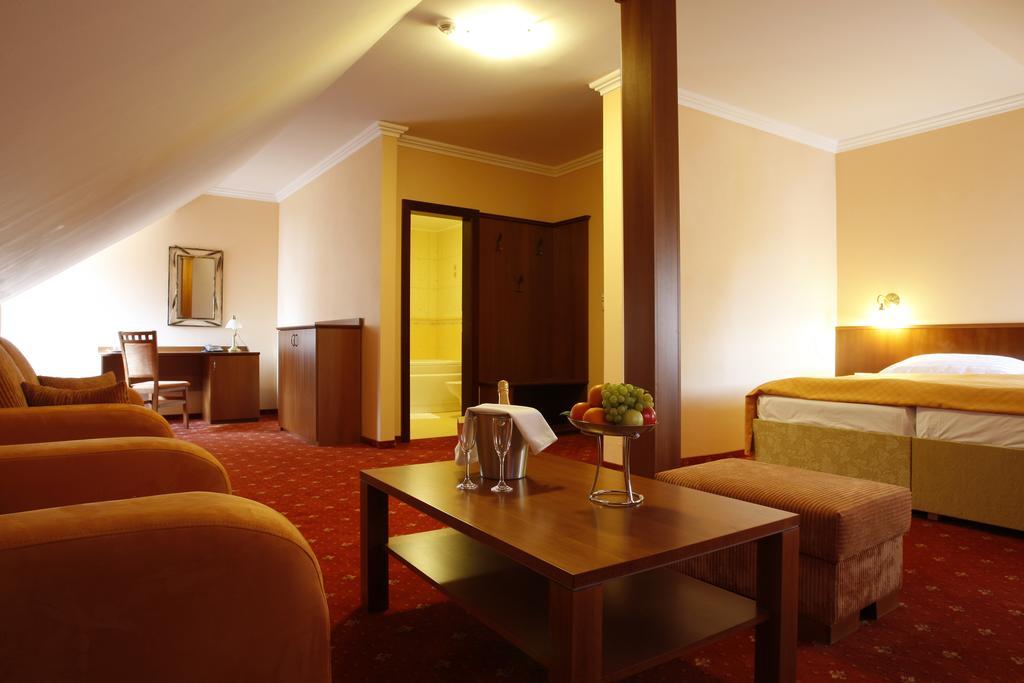 Hotel Majolika 莫德拉 外观 照片