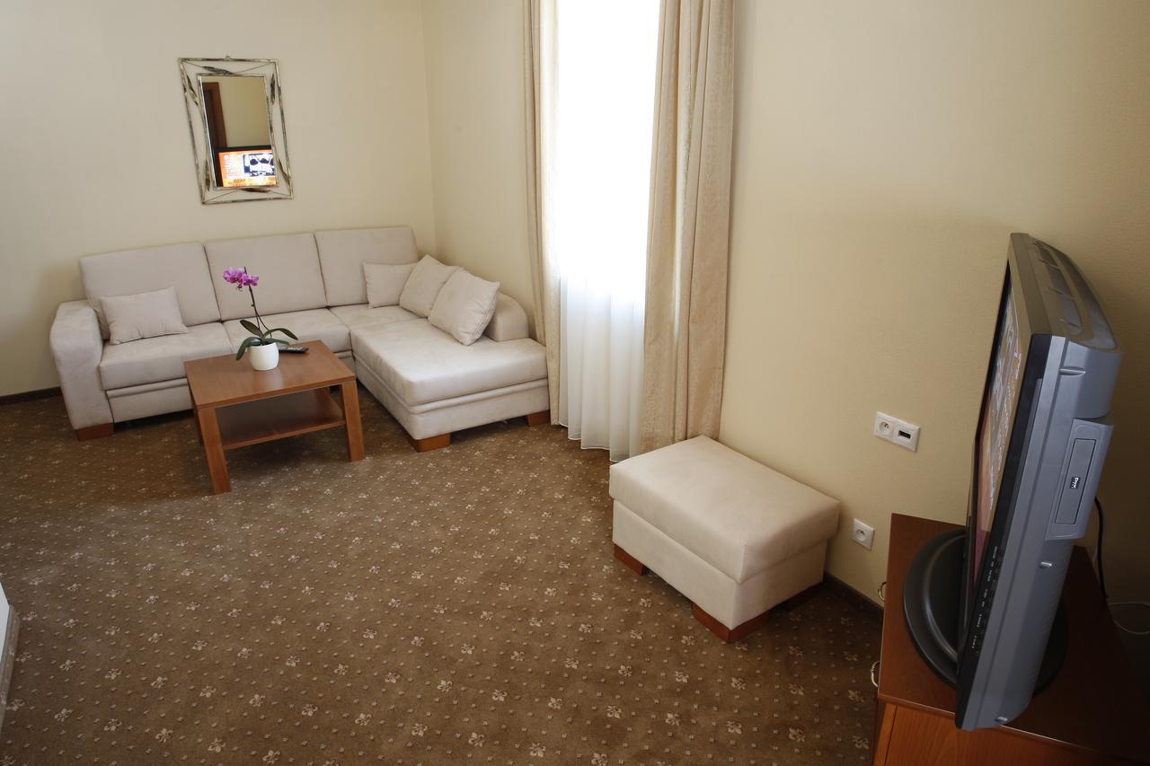 Hotel Majolika 莫德拉 外观 照片