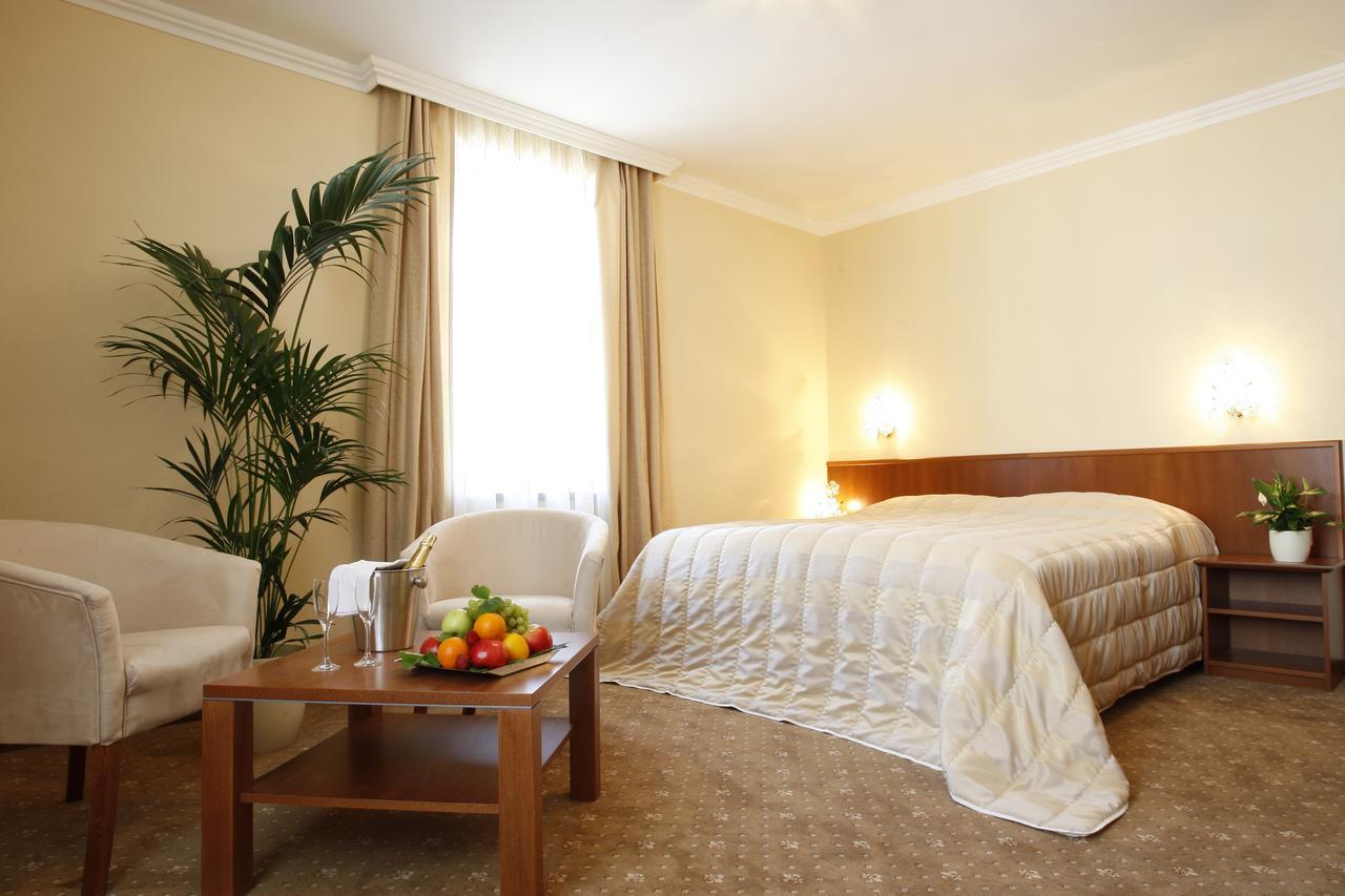 Hotel Majolika 莫德拉 外观 照片
