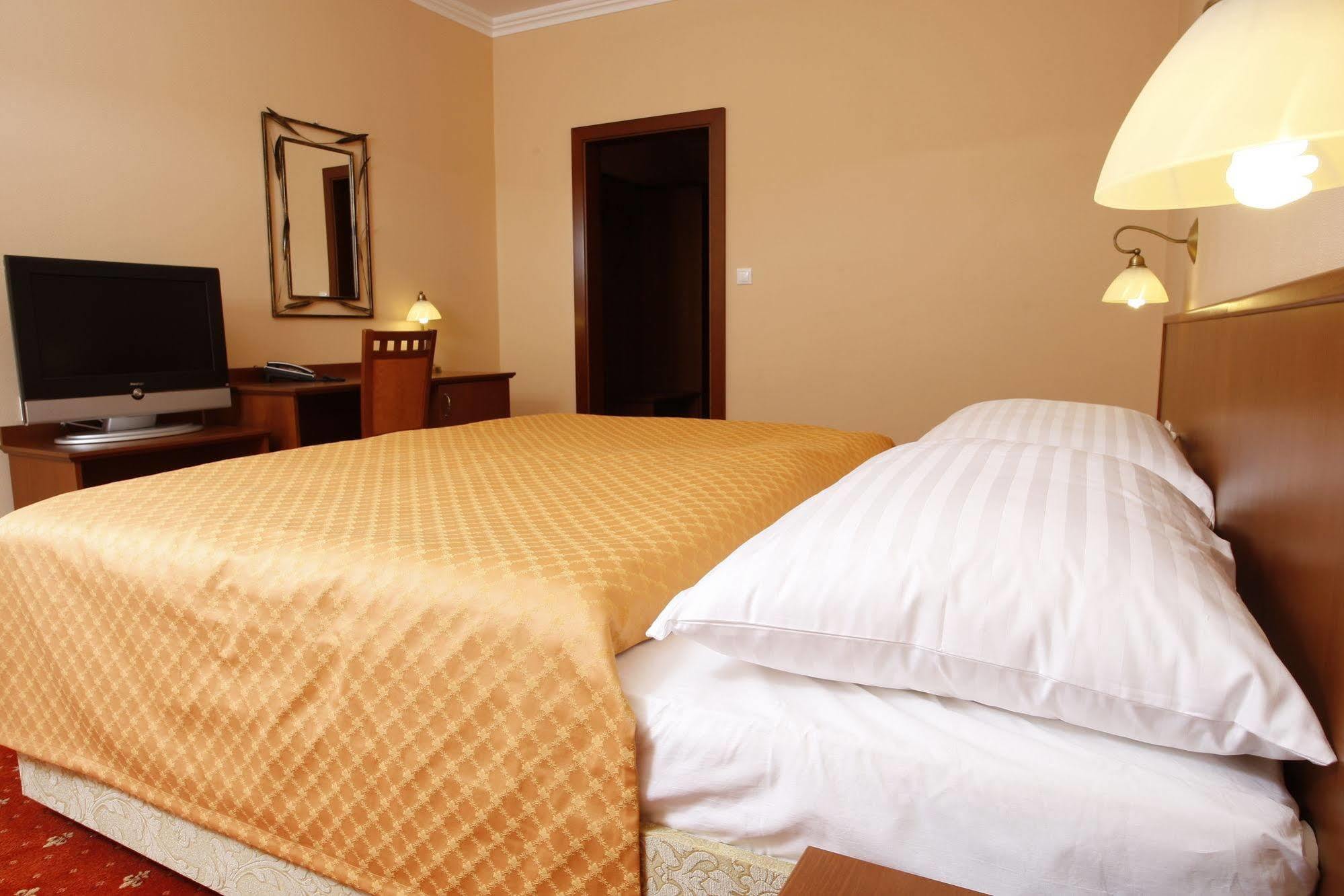 Hotel Majolika 莫德拉 外观 照片