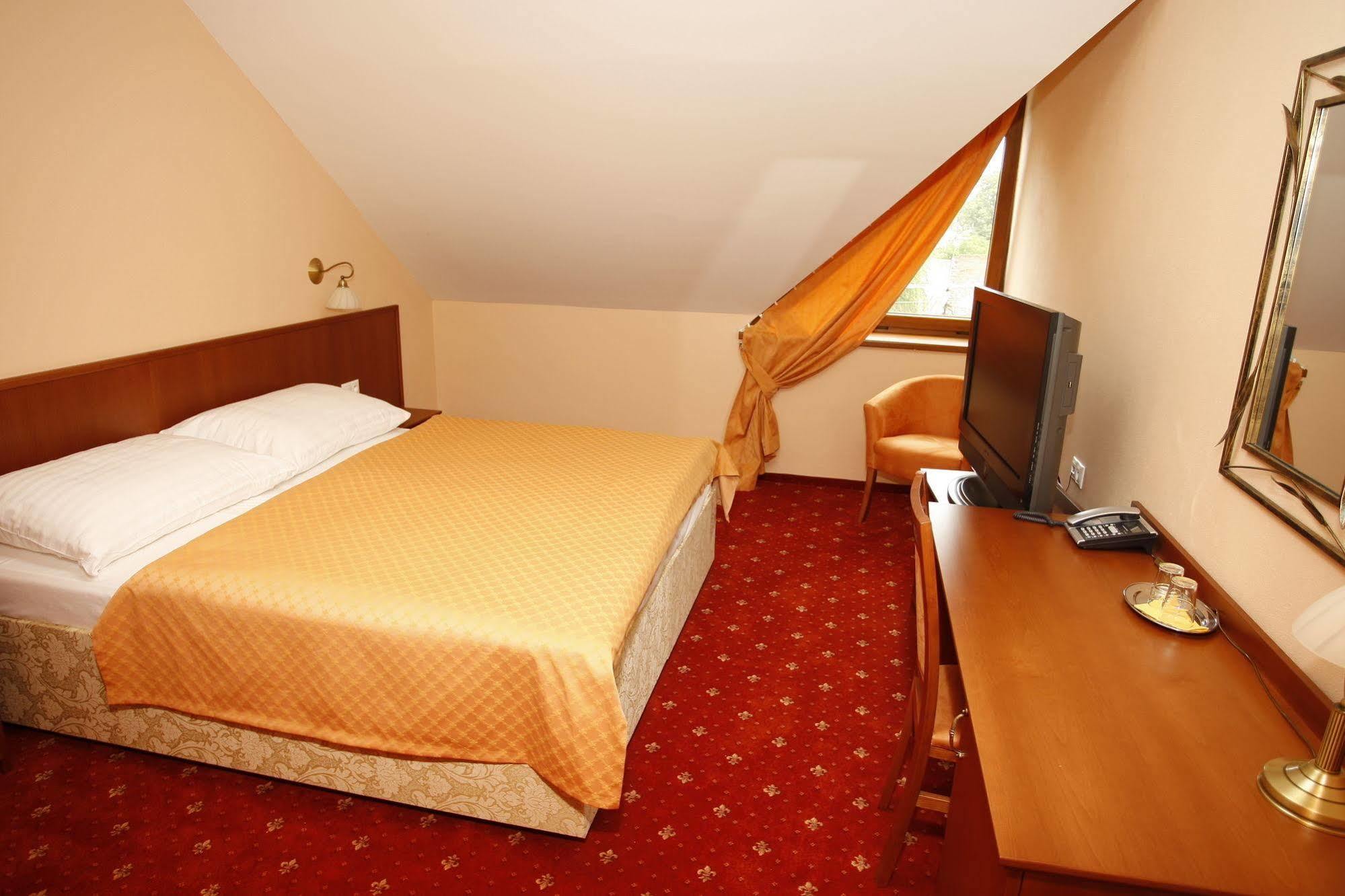 Hotel Majolika 莫德拉 外观 照片
