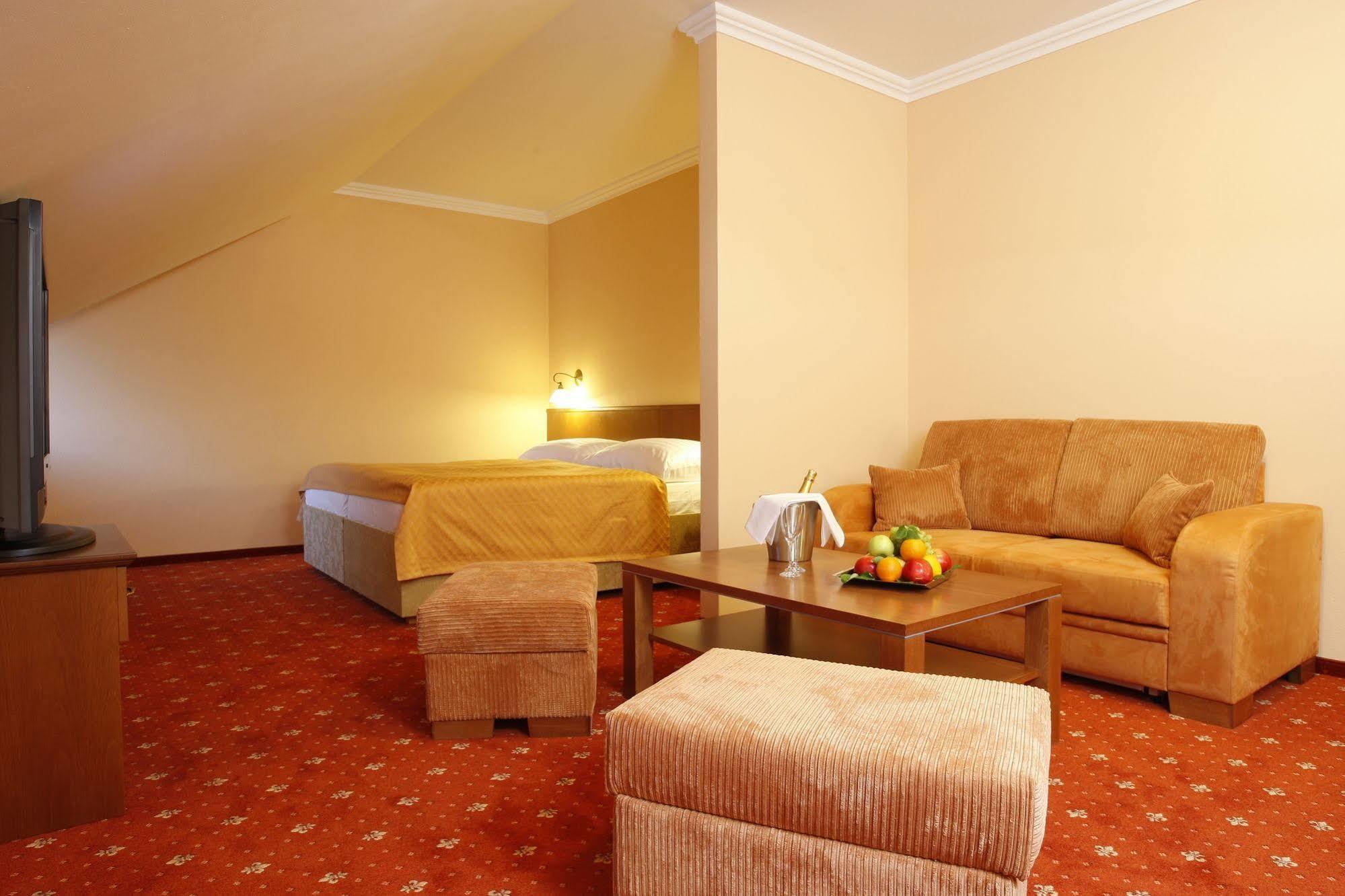Hotel Majolika 莫德拉 外观 照片